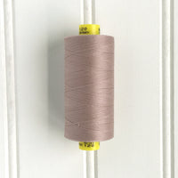 spool of gutermann mara 120 sewing thread in mauve chalk